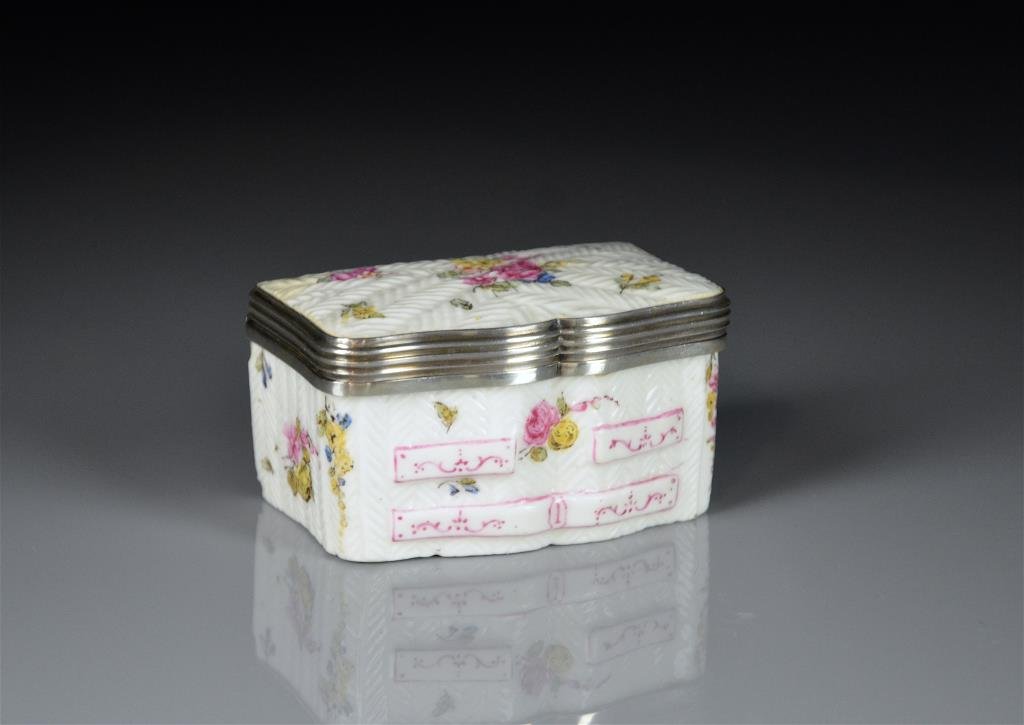 18TH C. FRENCH PORCELAIN FIGURAL SNUFF BOX (1 of 5)