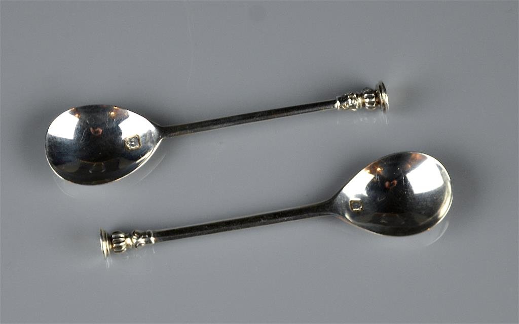 CASED SET OF SIX ENGLISH SILVER SEAL TOP SPOONS (1 of 3)