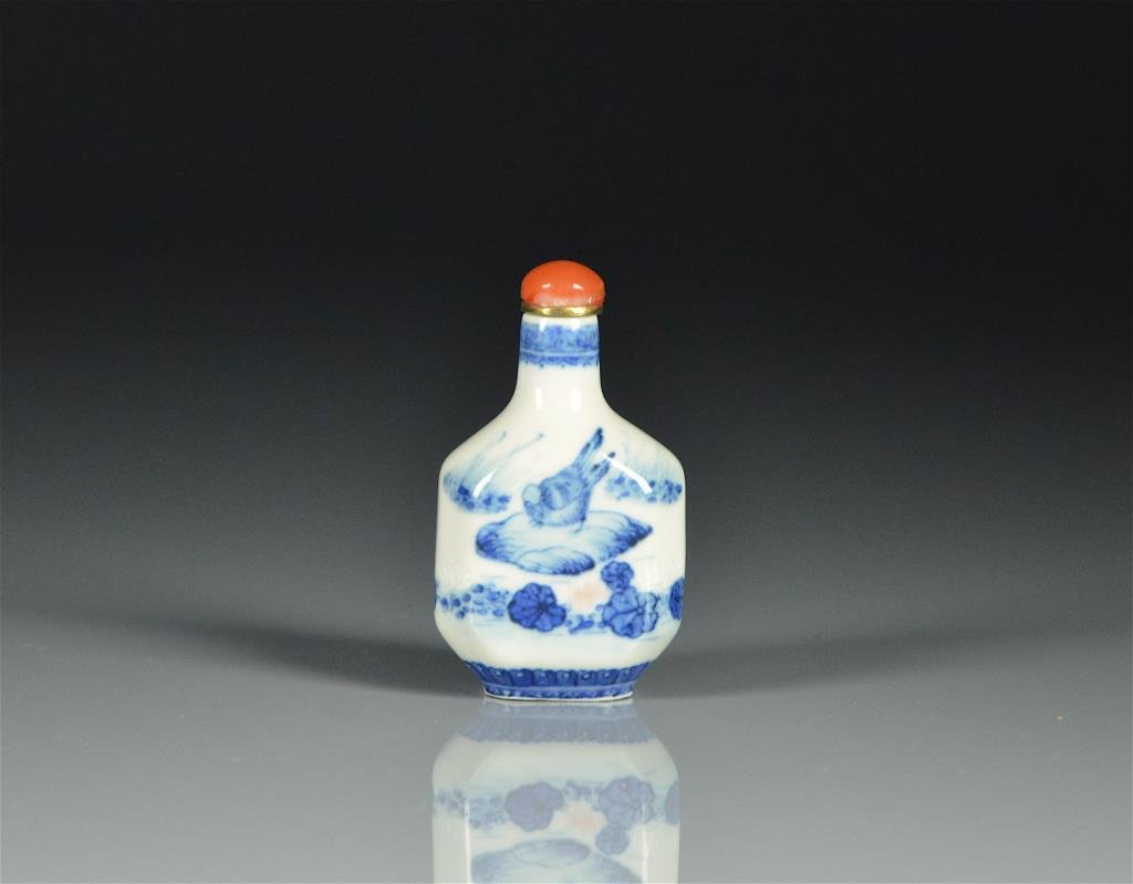 CHINESE BLUE & WHITE PORCELAIN SNUFF BOTTLE (1 of 2)