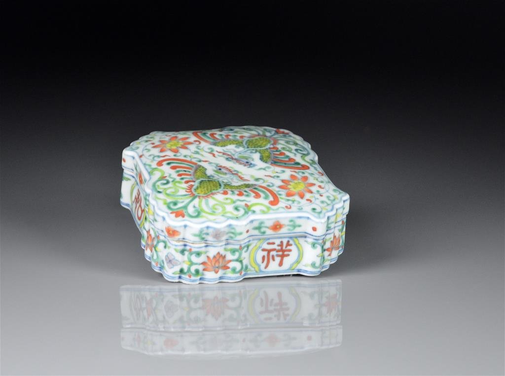 CHINESE PORCELAIN COVERED BOX (1 of 3)