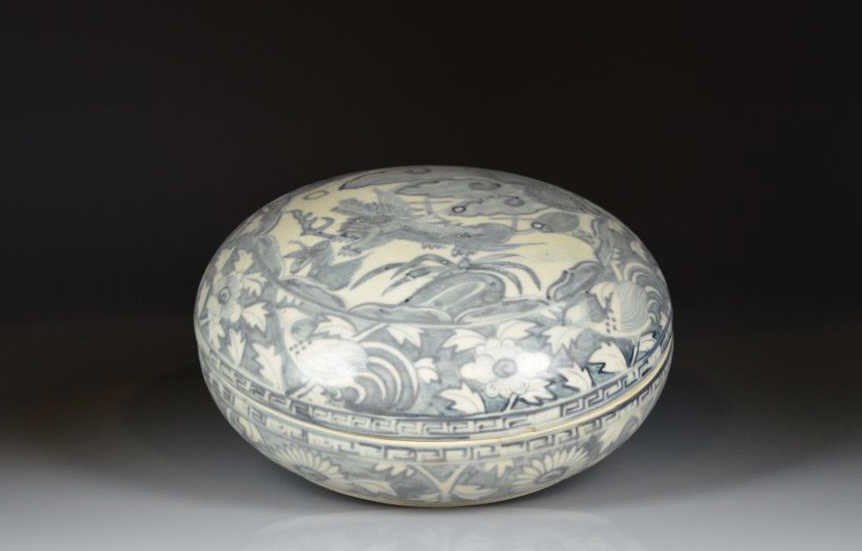 CHINESE BLUE & WHITE PORCELAIN BOX (1 of 6)