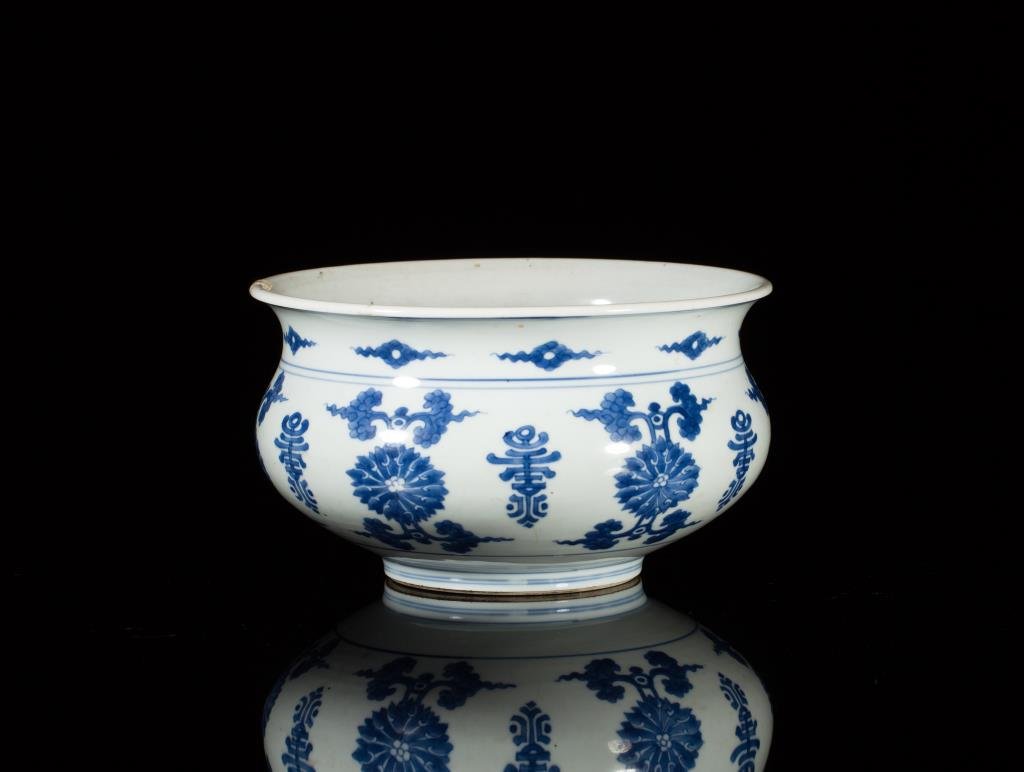 CHINESE BLUE & WHITE PORCELAIN BASIN BOWL (1 of 6)