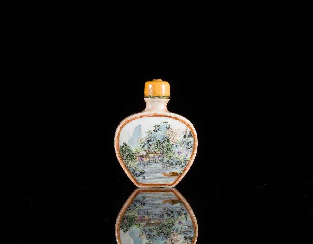 FAMILLE ROSE PORCELAIN SNUFF BOTTLE (1 of 10)