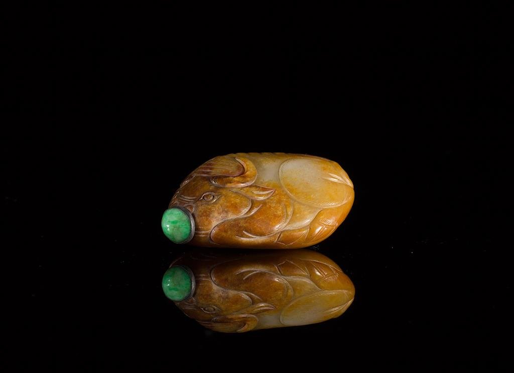BEAUTIFULLY CARVED FIGURAL JADE SNUFF BOTTLE (1 of 8)