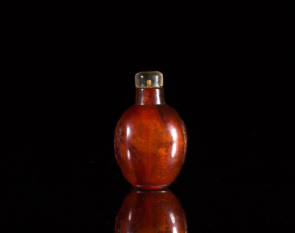 AMBER SNUFF BOTTLE (1 of 5)