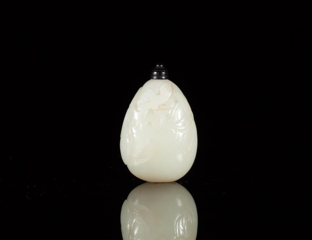 A FINE WHITE JADE SNUFF BOTTLE (1 of 8)