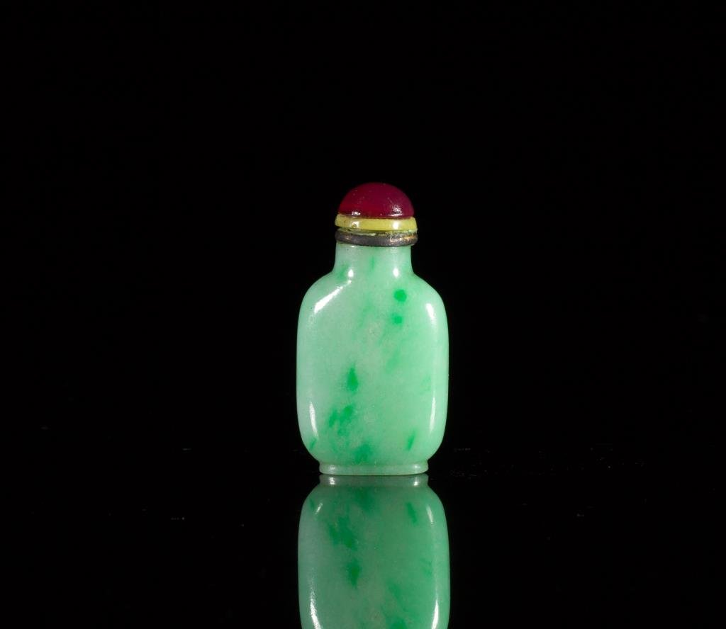 GREEN JADEITE SNUFF BOTTLE (1 of 2)