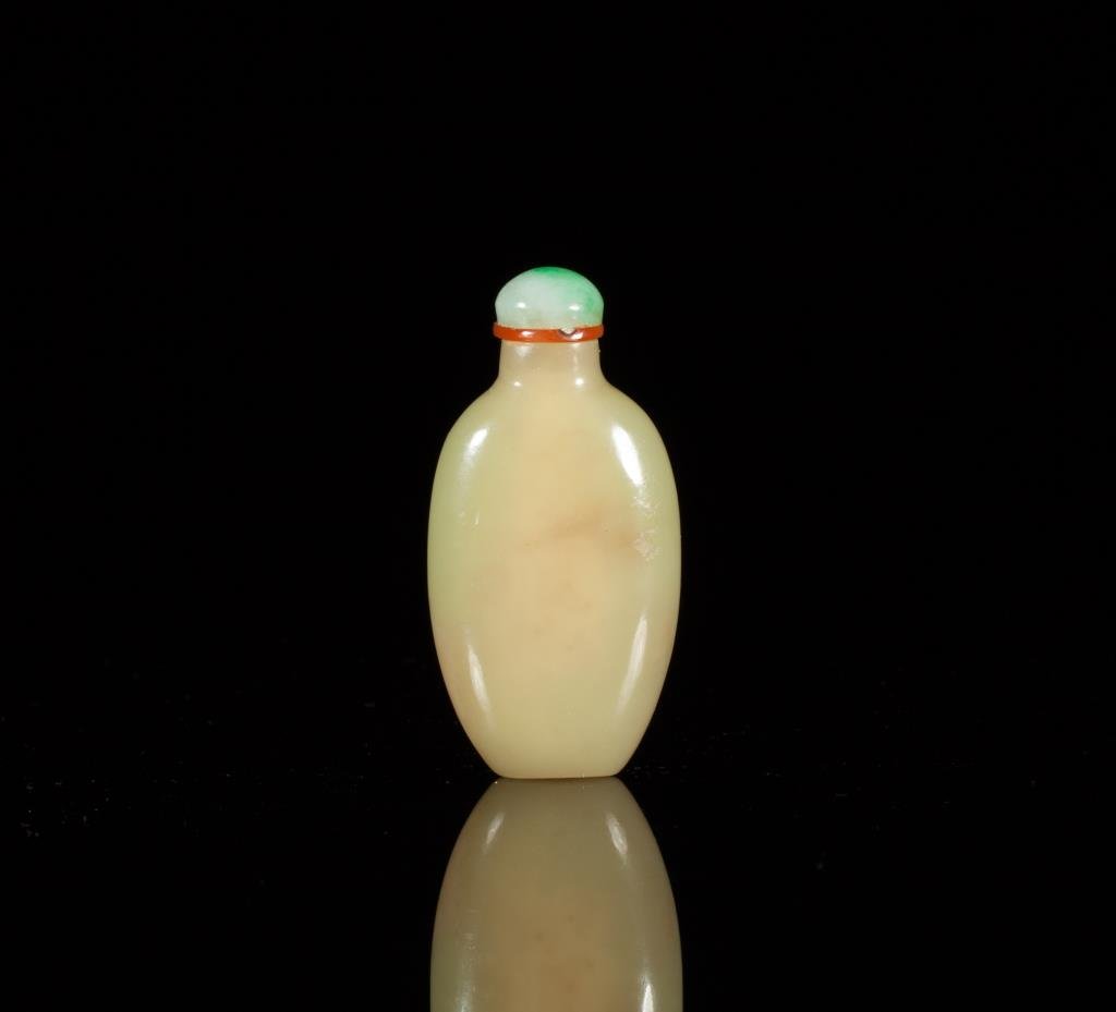 A YELLOW JADE SNUFF BOTTLE (1 of 6)