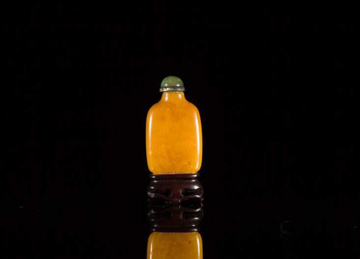 OPAQUE YELLOW AMBER SNUFF BOTTLE (1 of 7)