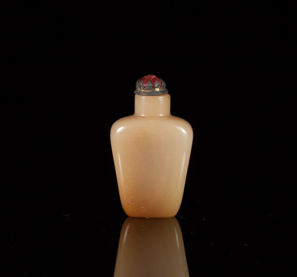 SMALL YELLOW JADE SNUFF BOTTLE (1 of 2)