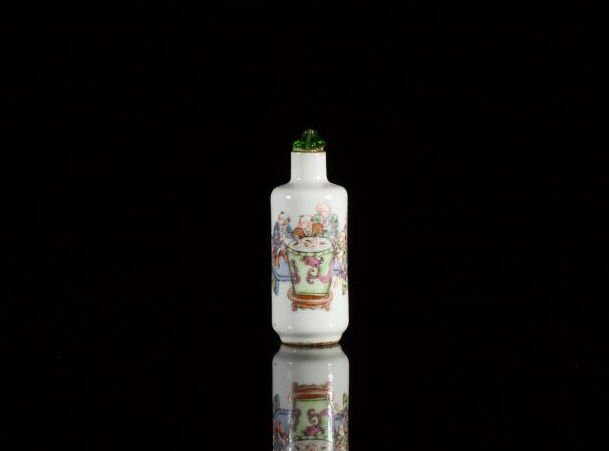 FAMILLE ROSE CYLINDRICAL PORCELAIN SNUFF BOTTLE (1 of 4)