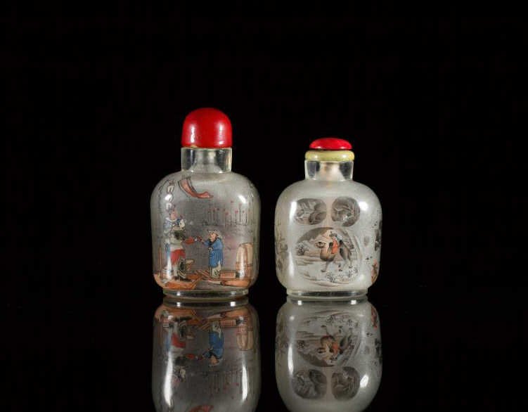 TWO LARGE INSIDE-PAINTED GLASS SNUFF BOTTLE (1 of 10)