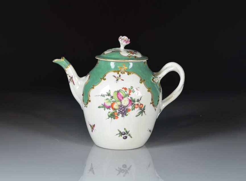 WORCESTER TEA POT, circa 1770 (1 of 2)