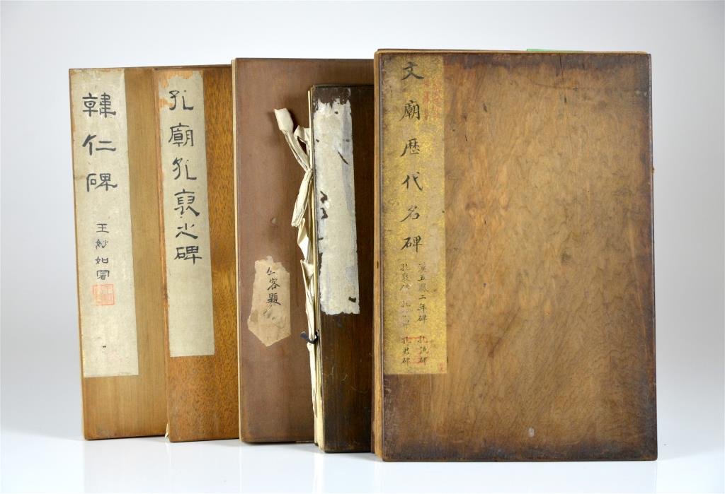 FIVE STONE RUBBING ALBUMS OF HAN DYNASTY STELES: All accordion album with wood boards, first with 37 pages ink rubbings. The second volume with 26 pages of rubbing. The third volume with 32 pages of rubbing and commentary page dates to 1917. The fou