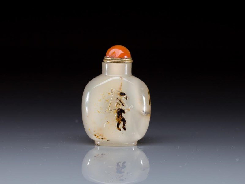 CARVED SHADOW AGATE SNUFF BOTTLE (1 of 10)