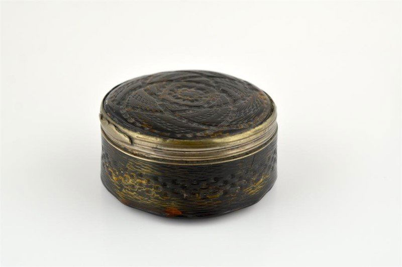 18TH CENTURY CONTINENTAL TORTOISE SHELL SNUFF BOX (1 of 6)