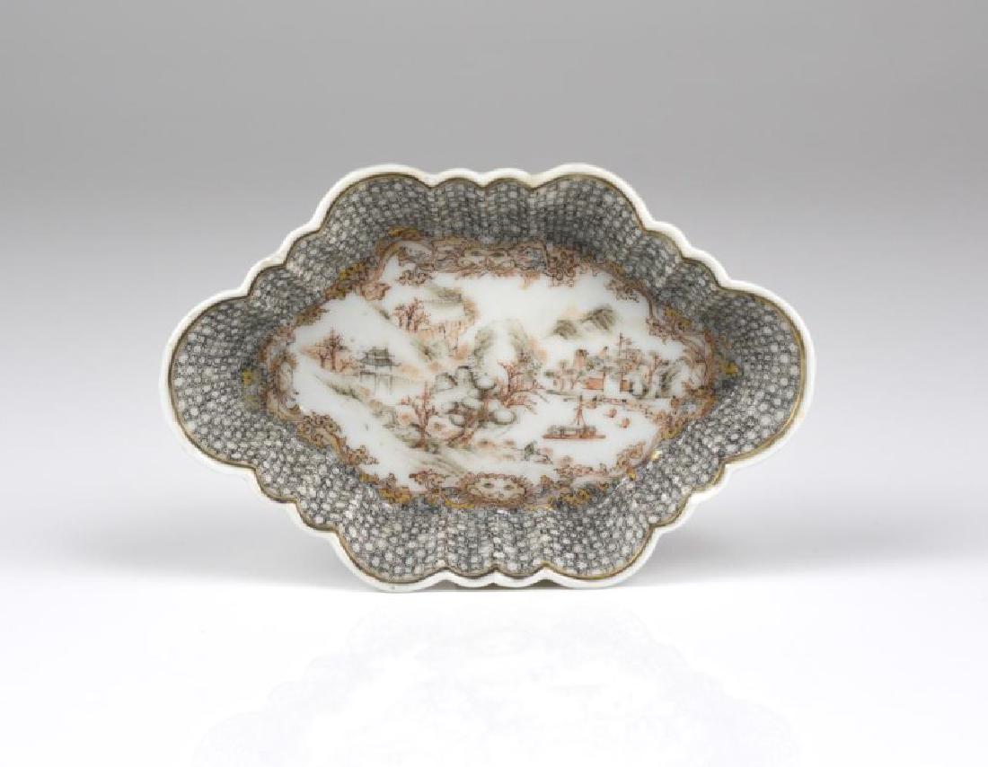 SMALL CHINESE EXPORT GRISAILLE DECORATED DISH (1 of 5)