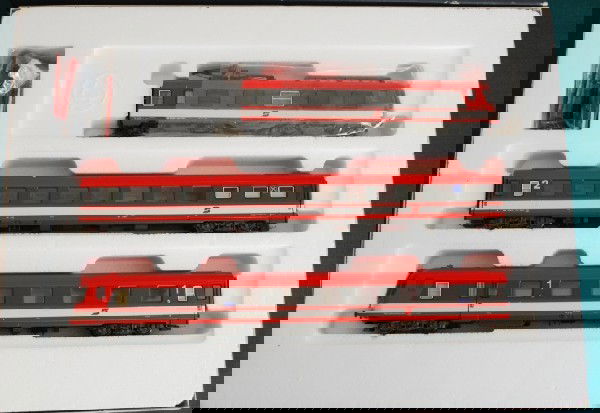 OBB 4010 Locomotive + Cars Set Roco 43061 HO: OBB Locomotive + Cars Set Roco 43061 HO Scale. The Austrian protoype models are in the original box and packing. We see Roco Circuit board style couplers on the models. The 4010 locomotive is powered