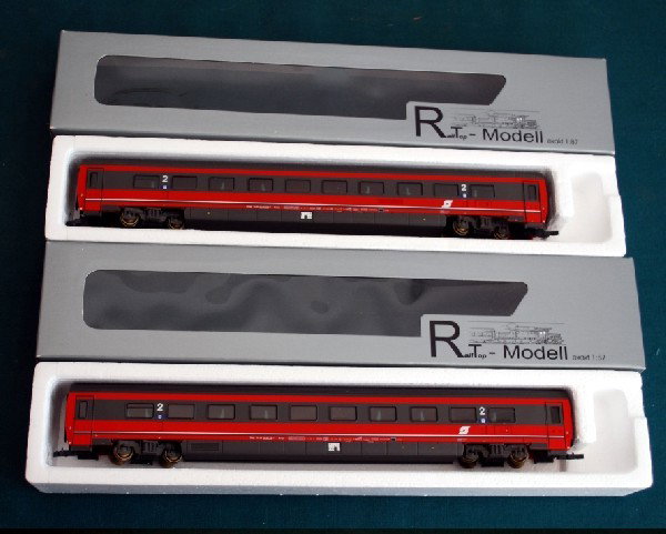 OBB 2nd Class Passenger Cars Heris HO Scale: OBB 2nd Class Passenger Cars Heris HO Scale. The Austrian type cars appear to be for use on DC layouts - we note single insulated metal wheel sets. The 2nd Class cars included in the lot feature the r