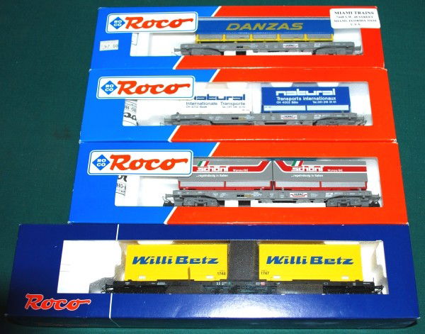 4 Roco Flat Cars with Containers HO: 4 Roco Flat Cars with Containers HO Scale. The lot contains the following Roco models: 47005, 46355, 47019, and 66584. All models come in the original boxes and packaging.