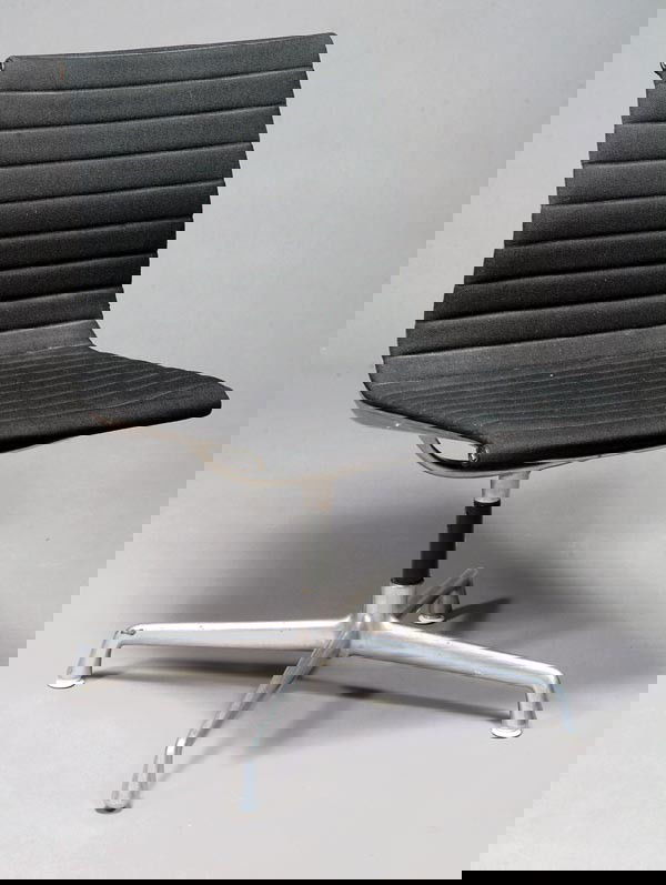 Robin Day for Hille, an Interplan rosewood oval co: Robin Day for Hille, an Interplan rosewood oval coffee table, unmarked, 36.5cm high, 151cm wide, 50.5cm deep