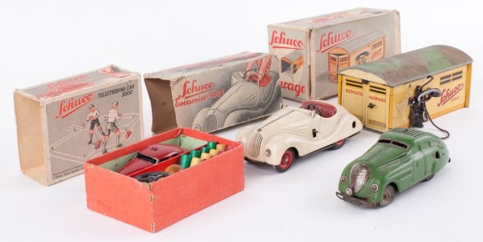 A Schuco 'Telesteering 3000' tinplate car, crimson: A Schuco 'Telesteering 3000' tinplate car, crimson, with a clockwork mechanism, good condition, boxed, the box generally good; Schuco 'Examico 4001' tinplate car, cream, with a clockwork mech
