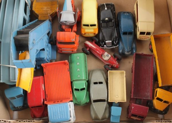 Fourteen assorted Dinky diecast models, circa 195