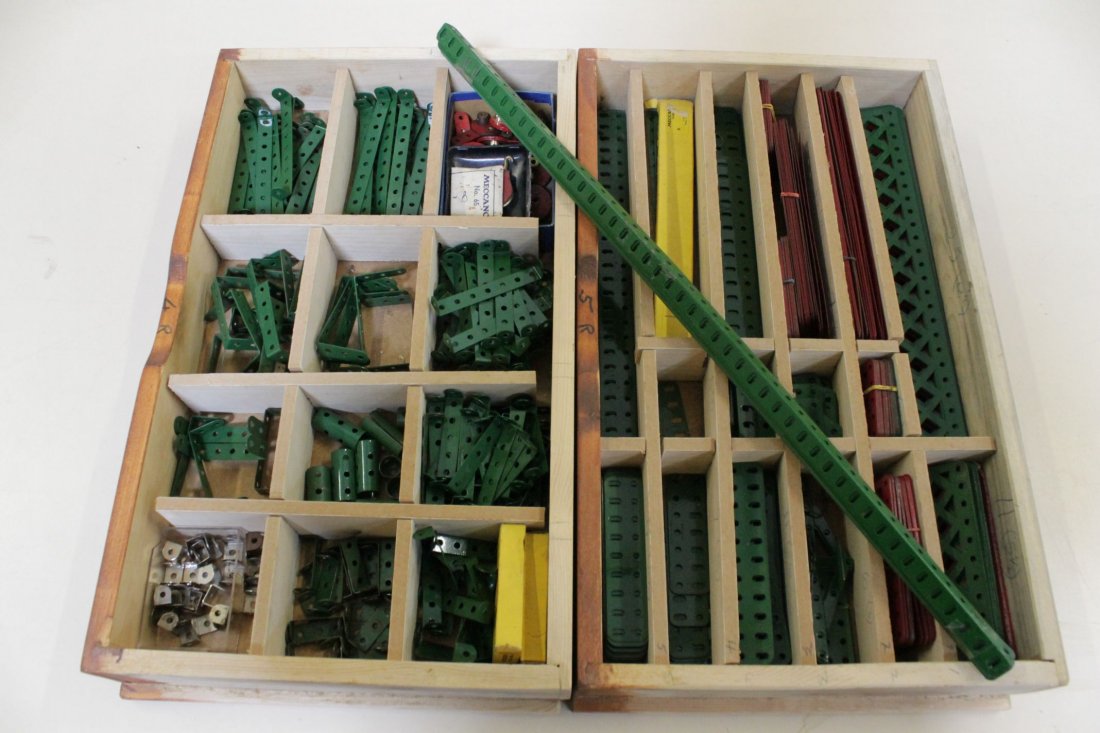 Meccano - A large collection of parts, including