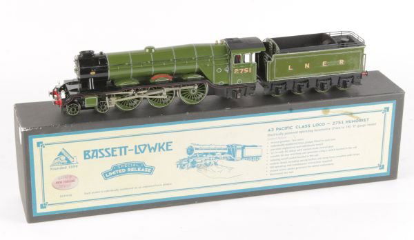 O gauge - A Bassett-Lowke No.99018, L.N.E.R. Class: O gauge - A Bassett-Lowke No.99018, L.N.E.R. Class A3 4-6-2 tender locomotive 'Humorist', 2751, repainted lined green livery, electric motor, boxed (three-rail spoon pick-up removed and now lacking to