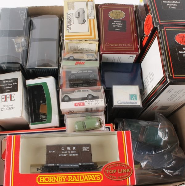 OO gauge - Twenty-four assorted wagons, including