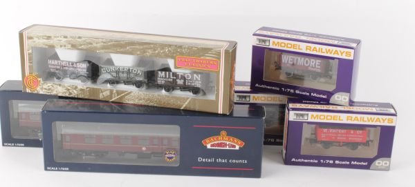 OO gauge - Four Bachmann B.R. Mk I coaches, maroo