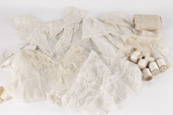 A quantity of lace collars and strips of lace, 18t