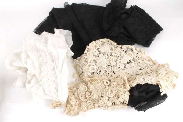 A 19th century lace collar, and a length of lace