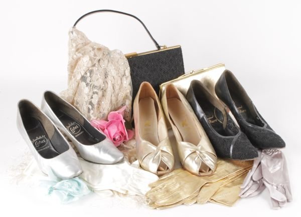 A quantity of ladies shoes, handbags and gloves da