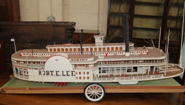 A model of the Mississippi paddle steamer 'Robert: A model of the Mississippi paddle steamer 'Robert E. Lee', with a plank effect deck and gang planks, the superstructure removable for motorized operation, 140cm long.Note: The 'Robert E. Lee' was buil