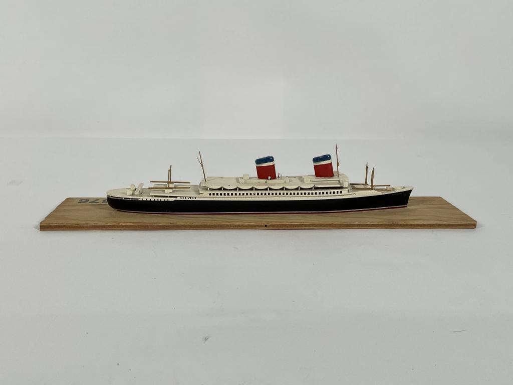 Larger Van Ryper waterline model of the America. (1 of 10)
