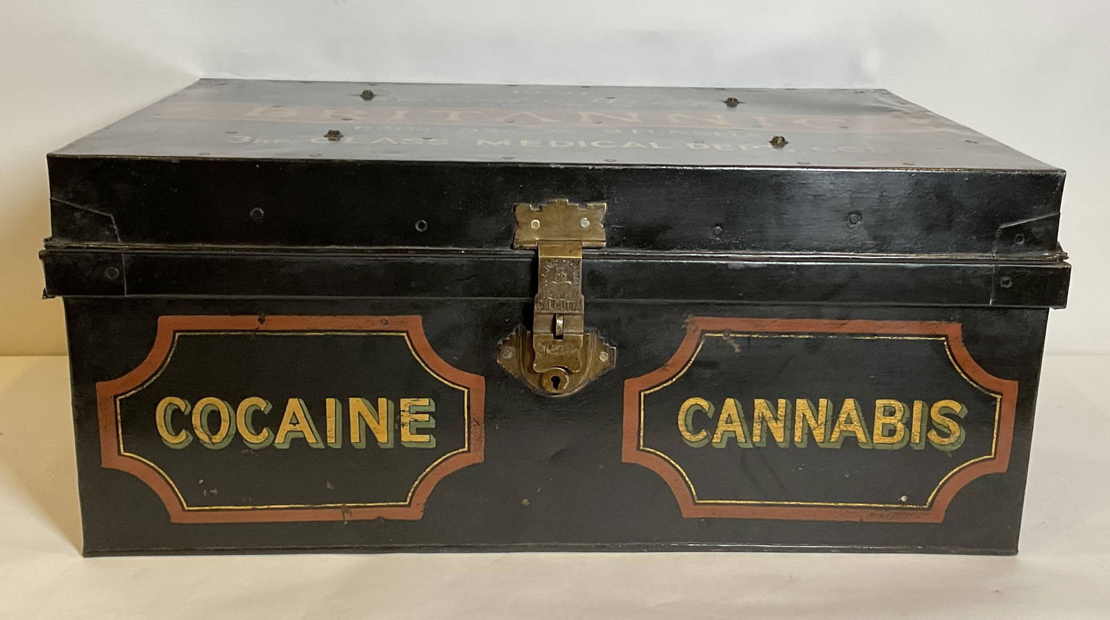 Metal Chest With Cannabis Painted Decoration (1 of 14)