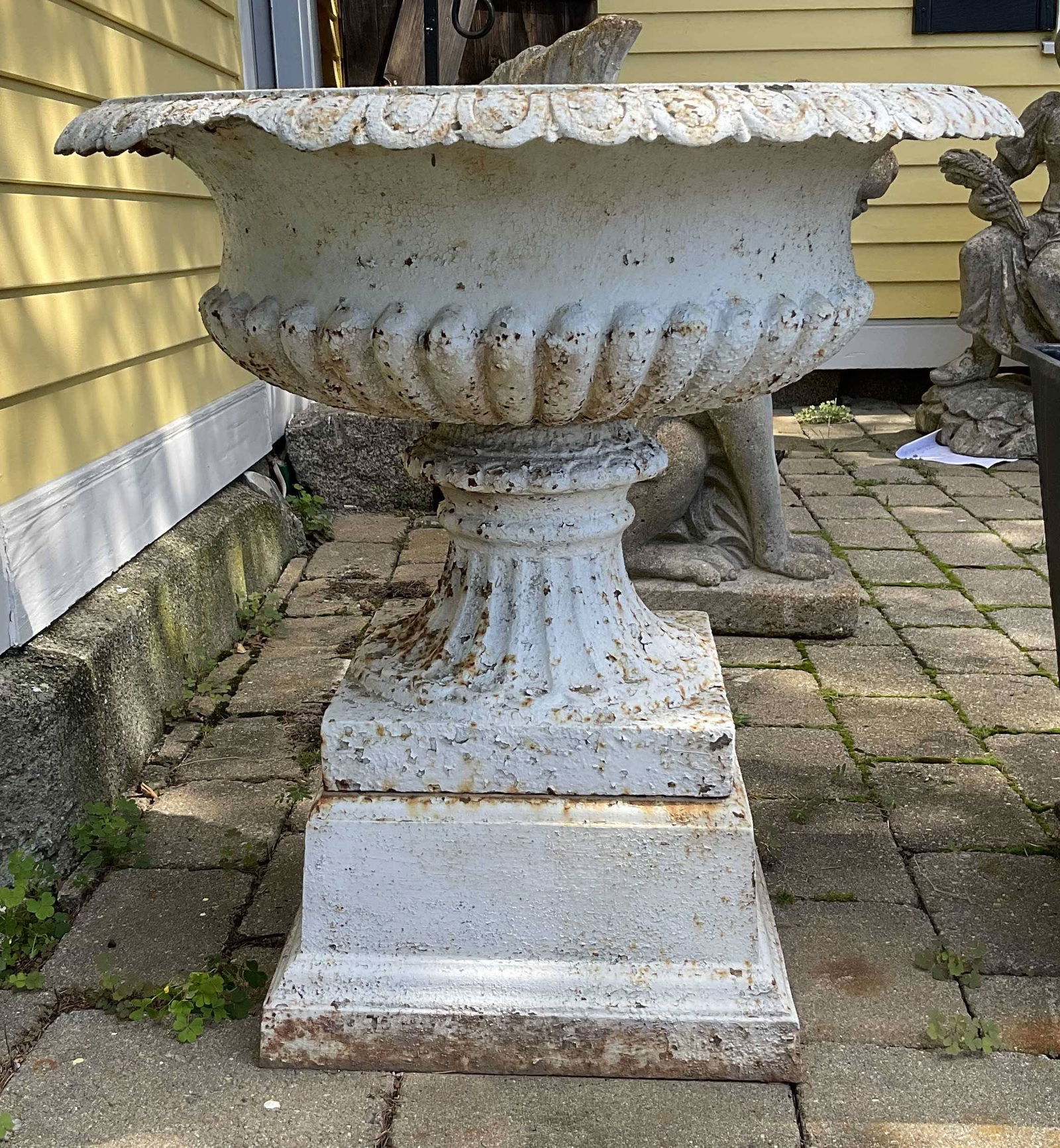 Large Iron Garden Planter (1 of 6)