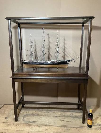 Model Ship Of Clipper Ship Sovereign Of The Seas: Museum quality, accurate scale model of the American clipper ship "Sovereign of the Seas". With copper sheathed hull, black paint above the waterline, planked mahogany deck, well crafted cabins and ha