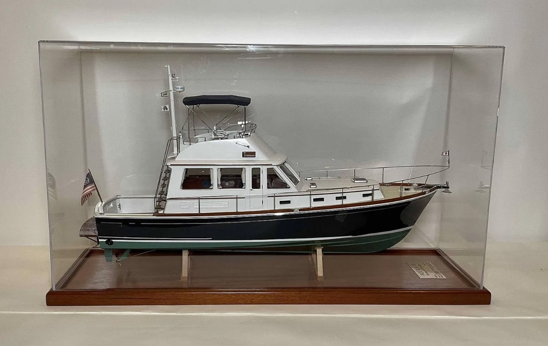 Exquisite model of an Eastbay 43 Flybridge sport boat (1 of 14)