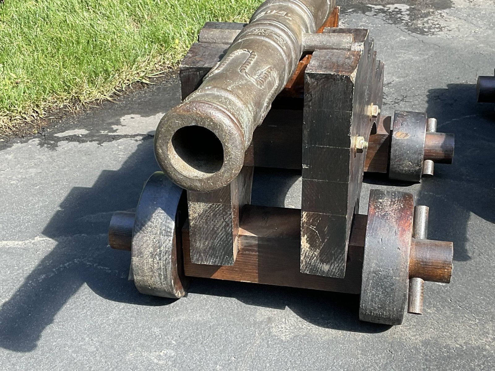 Pair of Bronze Spanish 1702 Replica Cannons on Carriages - 9