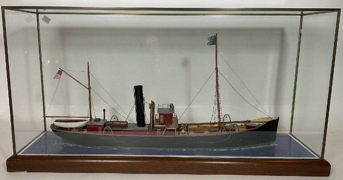 1920's Amercian Steam Trawler: This older waterline model is presented on a flat sea and resembles Bassett-Lowke techniques and details. Many American steam trawlers, like the USS Foam and the USS Long Island, were requisitioned