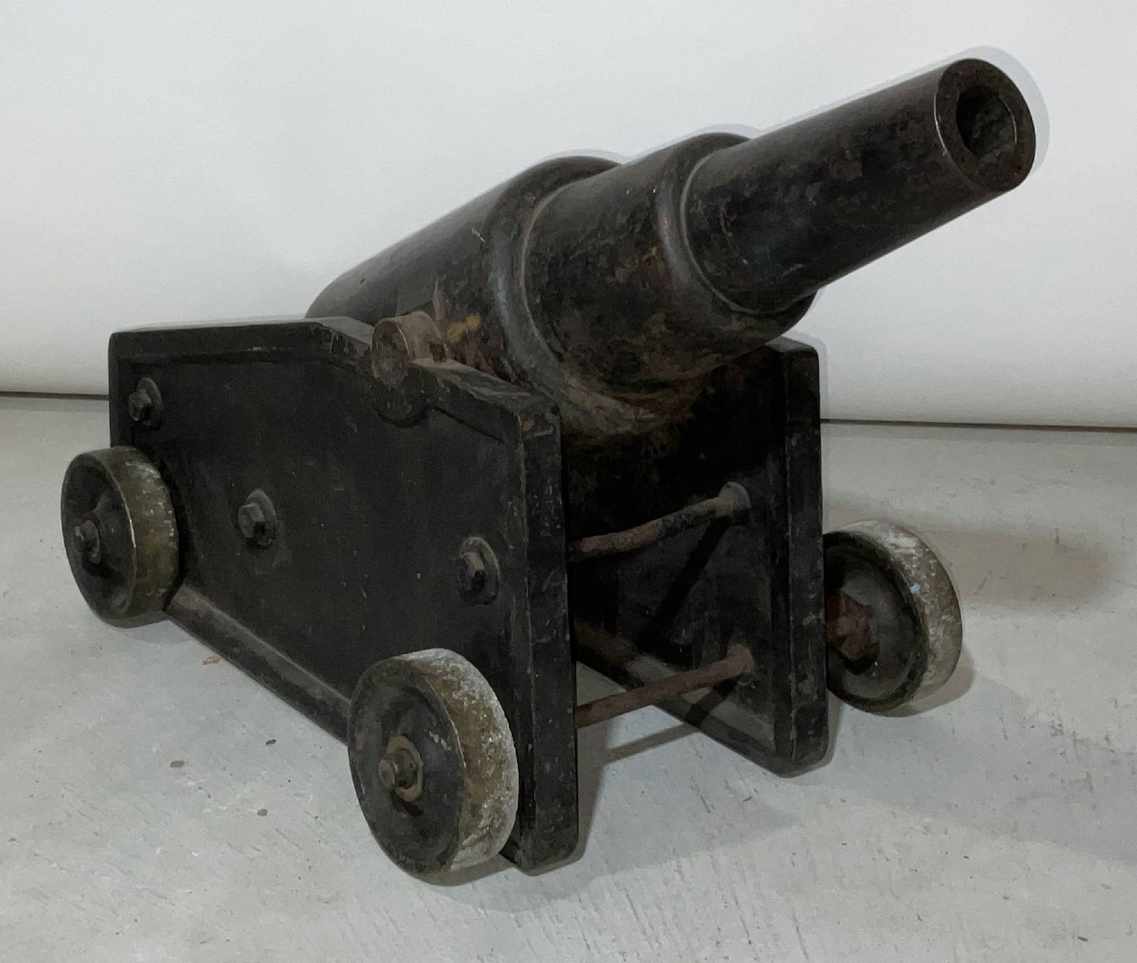 British Royal Order of the Garter Iron Cannon: Iron cannon with British Royal honor of the Garter coat of arms on iron carriage with wheels. With coat of arms reading "Honi Soit Qui Mal Y Pense" as part of the casting. 14"H x 31"W x 15"D