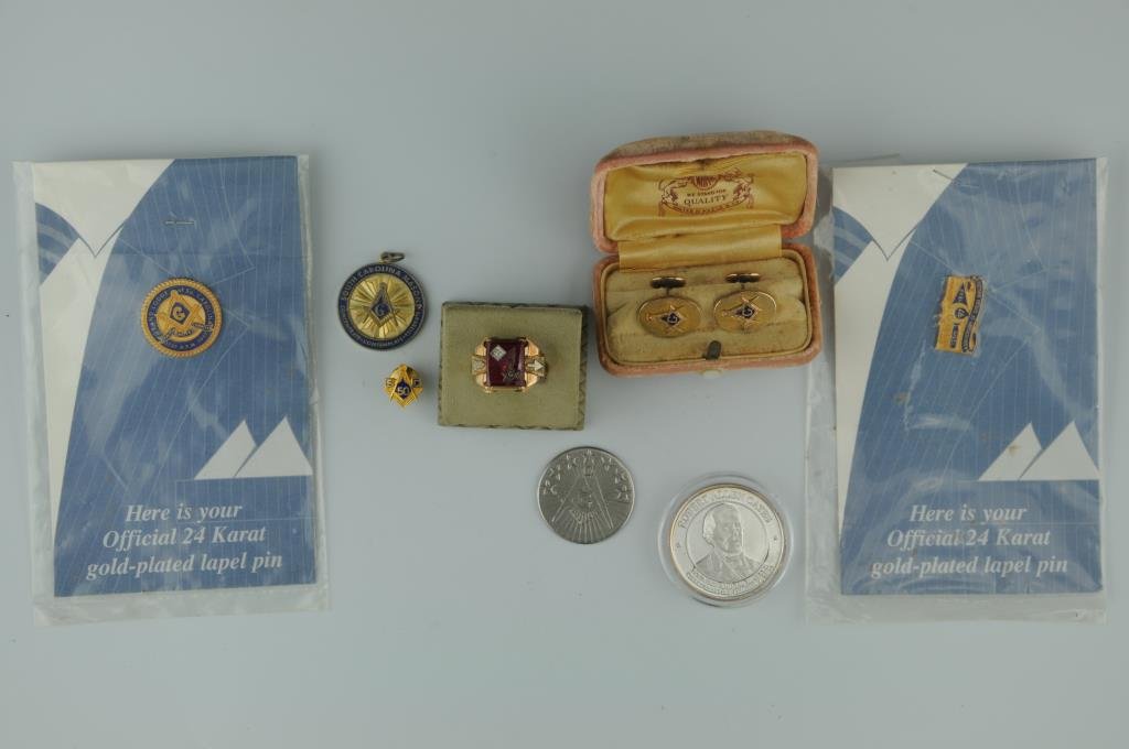 10kt Mason Ring, Silver Round, Other Mason: 10kt yellow gold Mason ring, size 8 3/4, 7.9 grams---1 oz. fine silver round commemorating "Robert Allen Cates / Calhoun Lodge No. 81, Pauline, South Carolina 150th Anniversary"---Pair of vintage gilt