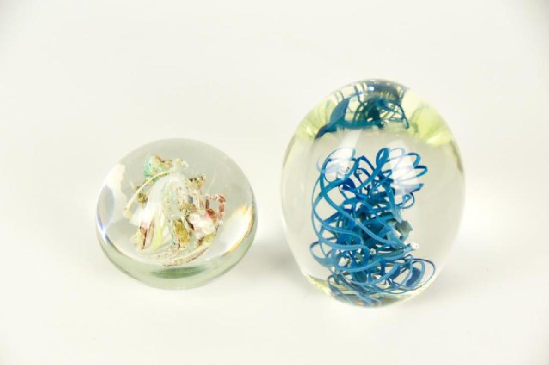 2 Paperweights--Leon Applebaum & Henry Summa: Two American art glass paperweights: 1. Leon Applebaum (Ohio, born 1945); round paperweight, clear with large peaked or egg-shaped air bubble at center entwined with multi-colored ribbons or threads,