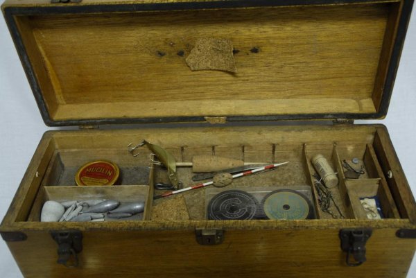 Vintage Oak Fishing Tackle Box w/ Lures Vintage oak - 2