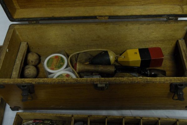Vintage Oak Fishing Tackle Box w/ Lures Vintage oak - 3