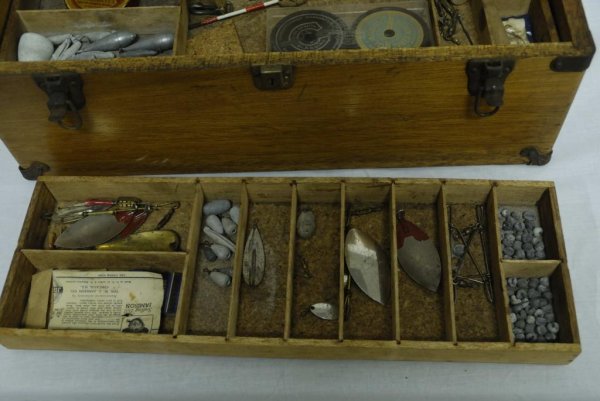 Vintage Oak Fishing Tackle Box w/ Lures Vintage oak - 4