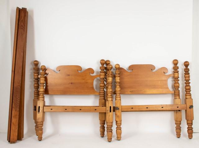 Pr. American 4-Poster Cannonball Maple Twin Beds (1 of 8)