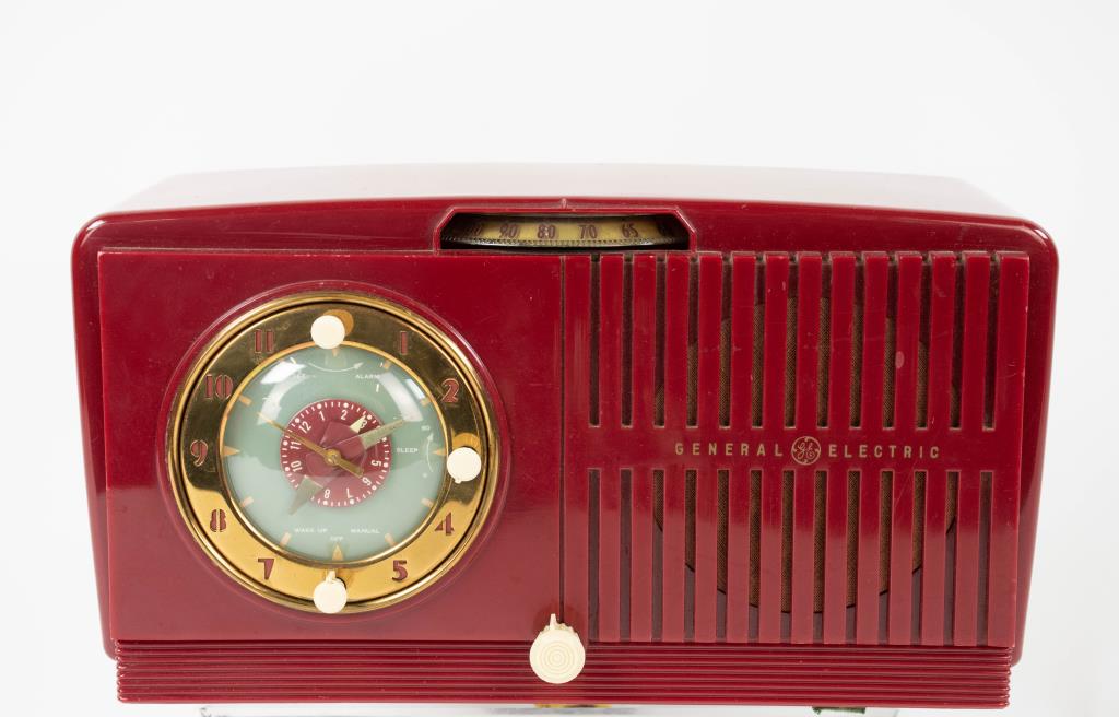 c. 1951 General Electric Model 517 Clock Radio (1 of 9)